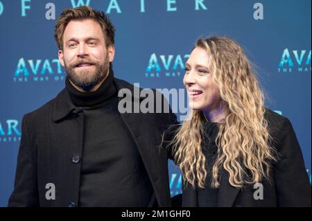 Berlino, Germania. 12th Dec, 2022. Ken Duken (l) e sua moglie Marisa Leonie Bach arrivano alla prima tedesca di 'Avatar - la via dell'acqua' allo Zoo Palast. Credit: Christophe Gateau/dpa/Alamy Live News Foto Stock