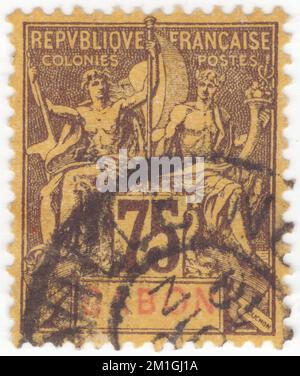 GABON - 1904: Un violetto profondo 75 centesimi su francobollo arancione raffigurante la coppia del Dio e della dea antichi come navigazione allegoria e commercio. Nome della Colonia in Carmine. Il Gabon, ufficialmente Repubblica gabonese, è un paese situato sulla costa occidentale dell'Africa centrale. Capitale — Libreville. Il Gabon era originariamente sotto il controllo dell'Africa occidentale francese. Nel 1886 fu unita al Congo Francese. Nel 1904, al Gabon fu concessa una certa autonomia coloniale che prevaleva fino al 1934, quando si fondeva con l'Africa equatoriale francese. La Repubblica del Gabon è stata proclamata il 28 novembre 1958. Situato sull'equatore Foto Stock