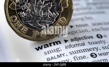 DIZIONARIO DEFINIZIONE DI PAROLA CALDO CON UNA MONETA DA UNA LIBBRA RE COSTO DI VIVERE CRISI RISCALDAMENTO CASE COSTI CARBURANTE ECC UK Foto Stock