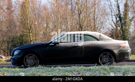 2019 Mercedes Benz e ghiacciato guida su una fredda e luminosa mattina invernale Foto Stock