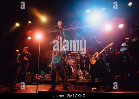 La stella reggae italiana Alborosie suona dal vivo con il clan shengen a Torino Foto Stock