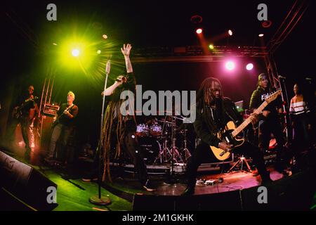 La stella reggae italiana Alborosie suona dal vivo con il clan shengen a Torino Foto Stock