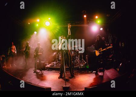 La stella reggae italiana Alborosie suona dal vivo con il clan shengen a Torino Foto Stock