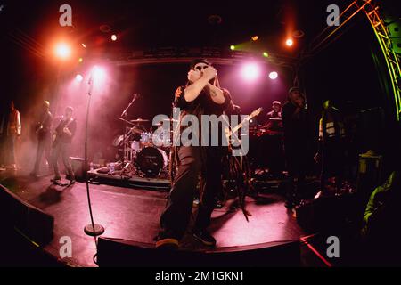 La stella reggae italiana Alborosie suona dal vivo con il clan shengen a Torino Foto Stock