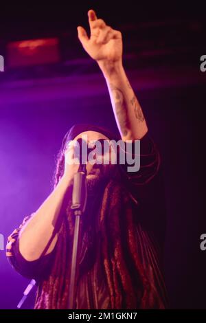 La stella reggae italiana Alborosie suona dal vivo con il clan shengen a Torino Foto Stock