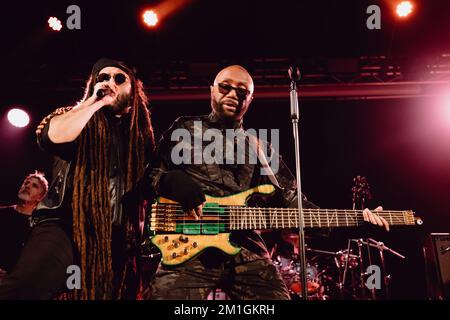 La stella reggae italiana Alborosie suona dal vivo con il clan shengen a Torino Foto Stock