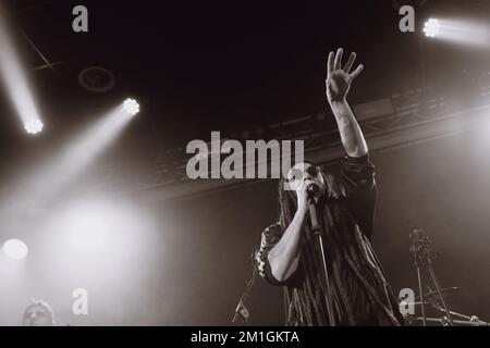 La stella reggae italiana Alborosie suona dal vivo con il clan shengen a Torino Foto Stock