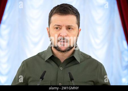 In occasione della Giornata delle forze di terra delle forze armate ucraine, il presidente Volodymyr Zelensky ha consegnato al personale militare alti premi statali e ha conferito ranghi militari. La cerimonia si è svolta nella Sala Bianca degli Eroi d'Ucraina nel Palazzo Mariyinsky di Kyiv. Il Capo di Stato si è congratulato con i difensori nel giorno delle forze di terra: "Questa è una vacanza professionale di quei guerrieri le cui spalle sono la spina dorsale della nostra difesa e il cui movimento è il movimento del nostro esercito verso la liberazione della nostra terra". Foto: Ufficio presidenziale Ucraina. Foto Stock