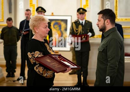 In occasione della Giornata delle forze di terra delle forze armate ucraine, il presidente Volodymyr Zelensky ha consegnato al personale militare alti premi statali e ha conferito ranghi militari. La cerimonia si è svolta nella Sala Bianca degli Eroi d'Ucraina nel Palazzo Mariyinsky di Kyiv. Il Capo di Stato si è congratulato con i difensori nel giorno delle forze di terra: "Questa è una vacanza professionale di quei guerrieri le cui spalle sono la spina dorsale della nostra difesa e il cui movimento è il movimento del nostro esercito verso la liberazione della nostra terra". Foto: Ufficio presidenziale Ucraina. Foto Stock