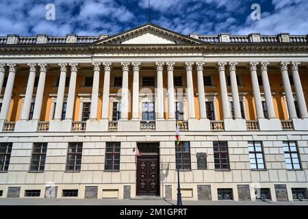 Facciata di un edificio storico con colonne corinzie a Poznan Foto Stock