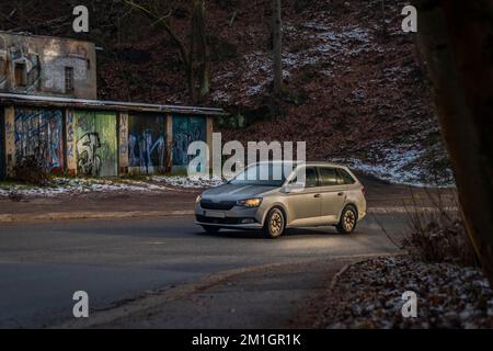 Vecchio garage graffiti vicino alla strada principale vicino alla diga nella città di Liberec nel giorno d'inverno Foto Stock