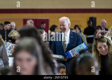 Arlington, Stati Uniti. 12th Dec, 2022. Il presidente DEGLI STATI UNITI Joe Biden trasporta i giocattoli mentre partecipa a un evento dei giocattoli della riserva del corpo marino degli Stati Uniti per i giocattoli dei tots alla base mista Myer-Henderson Hall ad Arlington, Virginia, lunedì 12 dicembre 2022. I Biden's stanno unendo i coniugi del Dipartimento superiore della Difesa e dei servizi di leadership e i bambini militari locali nella selezione dei giocattoli donati per la distribuzione alle famiglie bisognose prima delle vacanze. Foto di al Drago/UPI Credit: UPI/Alamy Live News Foto Stock