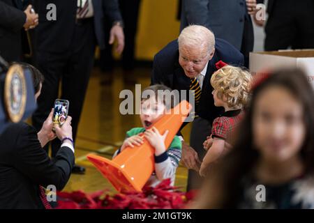 Arlington, Stati Uniti. 12th Dec, 2022. Il presidente DEGLI STATI UNITI Joe Biden saluta i bambini mentre partecipa a un evento United States Marine Corps Reserve Toys for Tots presso la Joint base Myer-Henderson Hall di Arlington, Virginia, lunedì 12 dicembre 2022. I Biden's stanno unendo i coniugi del Dipartimento superiore della Difesa e dei servizi di leadership e i bambini militari locali nella selezione dei giocattoli donati per la distribuzione alle famiglie bisognose prima delle vacanze. Foto di al Drago/UPI Credit: UPI/Alamy Live News Foto Stock