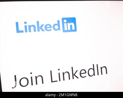 KONSKIE, POLONIA - 12 dicembre 2022: Sito Web di LinkedIn visualizzato sullo schermo del computer portatile Foto Stock