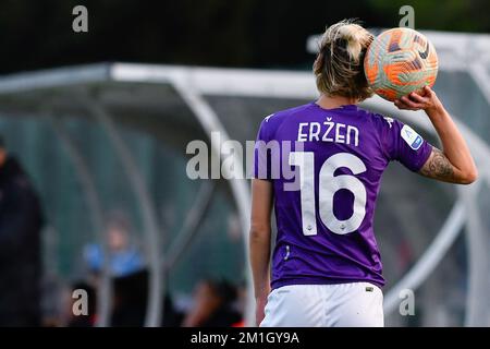 Firenze, Italia. 26th Nov 2022. Kaja Erzen (ACF Fiorentina) durante ACF Fiorentina vs AC Milan, calcio italiano Serie A Women match a Firenze, novembre 26 2022 Credit: Independent Photo Agency/Alamy Live News Foto Stock