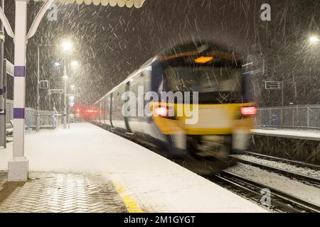 Treno urbano sud-orientale che tira la piattaforma della stazione quando Artic congelamento ha portato pesanti cadute di neve a Greenwich, Londra sud-orientale Inghilterra Foto Stock