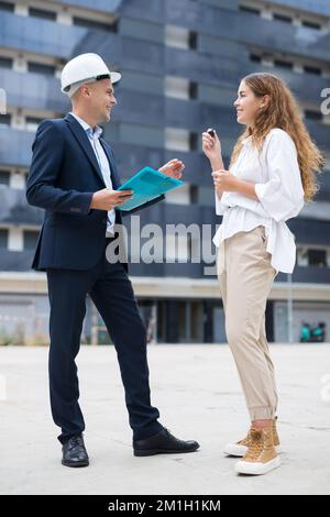 Builder che dà le chiavi al cliente dopo la conclusione del contratto di firma Foto Stock