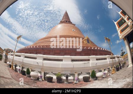 Phra Pathom Chedi, il più grande e più importante della Thailandia. La posizione è nella regione centrale della Thailandia. Foto Stock