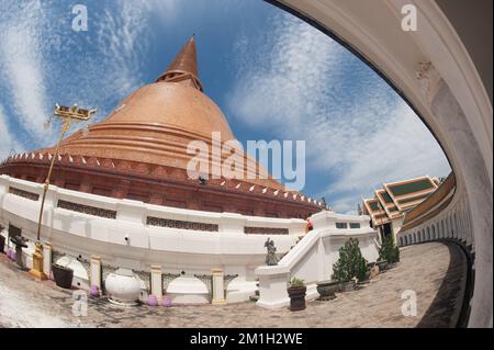 Phra Pathom Chedi, il più grande e più importante della Thailandia. La posizione è nella regione centrale della Thailandia. Foto Stock