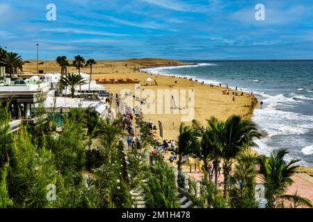 Le dune di sabbia dorata di Maspalomas si estendono all'infinito lungo la spiaggia mozzafiato di Gran Canaria. Foto Stock