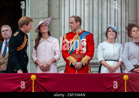 Il principe Andrew, il principe Harry, Kate Middleton, il principe William che guarda il Flypast del compleanno della regina dal balcone di Buckingham Palace, Londra, Regno Unito Foto Stock