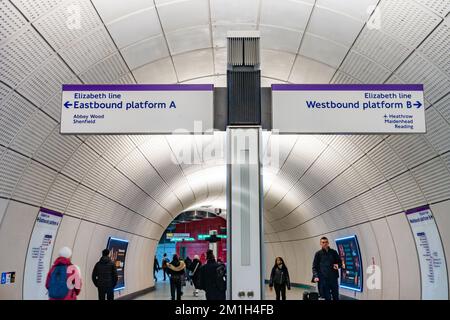 Un cartello in Tottenham Court Road stazione della metropolitana di Londra in direzione dei passeggeri alla piattaforma destra. Foto Stock