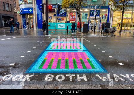 Una colorata traversata pedonale su Tottenham Court Road a Londra, Regno Unito Foto Stock