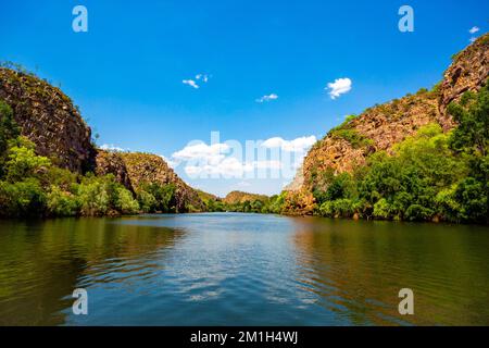 Vista del fiume Katherine e la sua profonda gola scavata attraverso l'antica arenaria, nel Parco Nazionale di Nitmiluk (Katherine Gorge), territorio del Nord, Aust Foto Stock