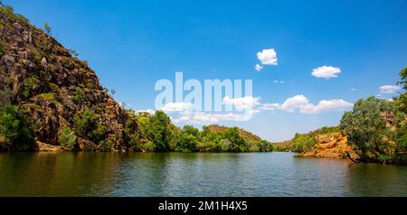 Vista panoramica sul fiume Katherine e la sua profonda gola scavata attraverso l'antica arenaria, nel Parco Nazionale di Nitmiluk (Katherine Gorge), Terri Settentrionale Foto Stock