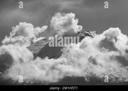 Attività vulcanica del vulcano Cotopaxi in bianco e nero il 13 novembre 2022, vicino a Quito, Ecuador. Foto Stock