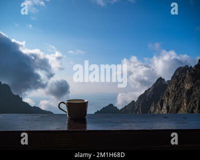 Caffè mattutino in un rifugio di montagna, montagne sullo sfondo, Slovacchia, Vysoke Tatry Foto Stock