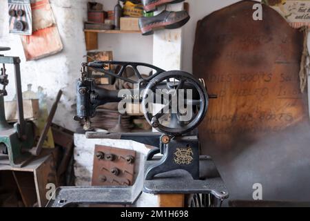Dudley, West midlands regno unito 15 novembre 2021 macchina da cucire per cantante clasico in situ presso un acciottolato usato per cucire scarpe e stivali Foto Stock
