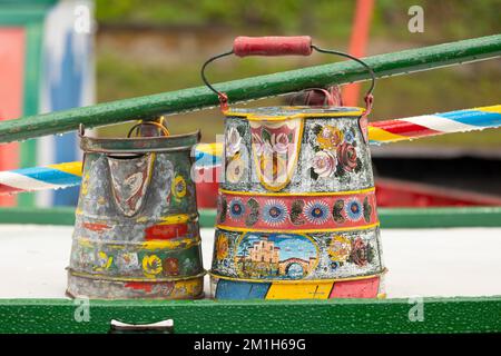 Un tradizionale grembiale di carbone di un boater, dipinto forse un secolo fa, sul tetto di una casa barca Foto Stock