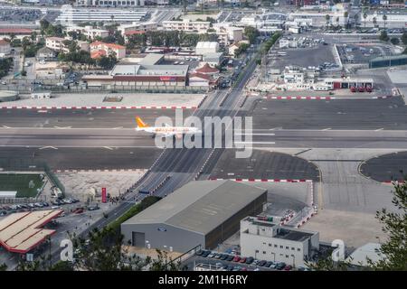 EasyJet, atterrando e tassando al terminal presso l'Aeroporto Internazionale di Gibilterra. Foto Stock