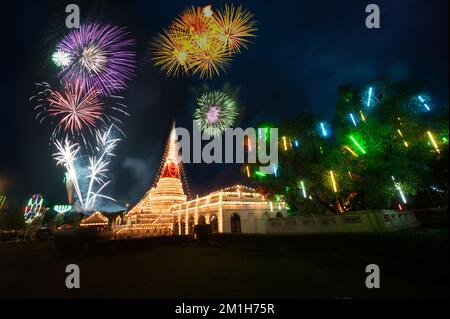 Phra Samut Chedi Festival è un importante evento annuale a Samut Prakan è anche risplendente durante la fiera con elaborate luci che decorano la pagoda. Foto Stock