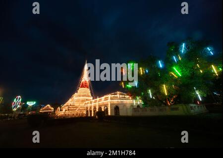 Phra Samut Chedi Festival è un importante evento annuale a Samut Prakan è anche risplendente durante la fiera con elaborate luci che decorano la pagoda. Foto Stock