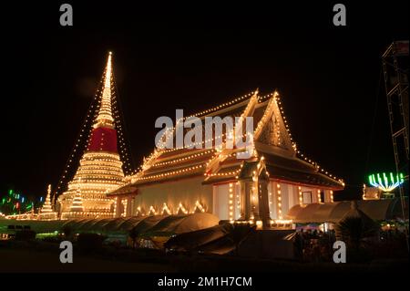 Phra Samut Chedi Festival è un importante evento annuale a Samut Prakan è anche risplendente durante la fiera con elaborate luci che decorano la pagoda. Foto Stock