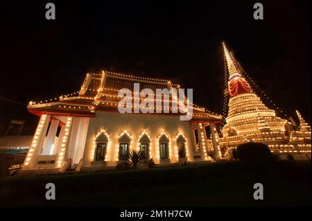 Phra Samut Chedi Festival è un importante evento annuale a Samut Prakan è anche risplendente durante la fiera con elaborate luci che decorano la pagoda. Foto Stock