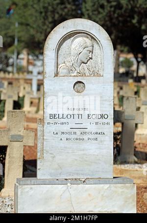 Bella lapide in stile art deco per un soldato italiano nel cimitero di Asmara Foto Stock