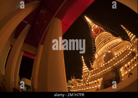 Phra Samut Chedi Festival è un importante evento annuale a Samut Prakan è anche risplendente durante la fiera con elaborate luci che decorano la pagoda. Foto Stock