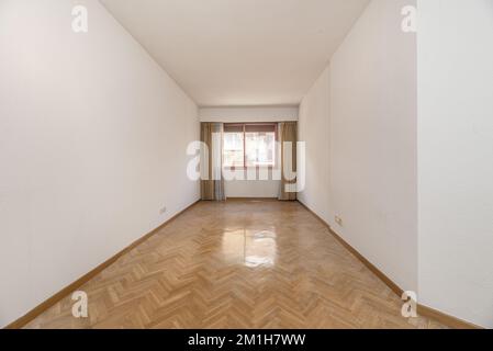 Soggiorno vuoto con pavimento in parquet di rovere scarseggiato e finestra a bovindo con tende Foto Stock