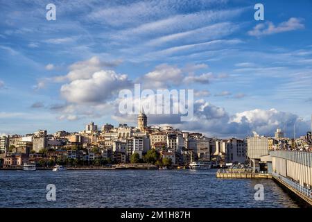 Istanbul, Turchia - 4 settembre 2021: Vista panoramica della Torre Galata da Eminonu Foto Stock