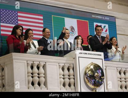 New York, Stati Uniti. 12th Dec, 2022. L'ambasciatore Esteban Moctezuma del Messico suona la campana di chiusura alla Borsa di New York a Wall Street a New York City lunedì 12 dicembre 2022. Foto di John Angelillo/UPI Credit: UPI/Alamy Live News Foto Stock