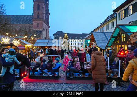 Mercatino di Natale in Munsterplatz, vicino alla cattedrale di Basilea. Basilea, Svizzera - Dicembre 2022 Foto Stock