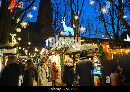 Mercatino di Natale in Munsterplatz, vicino alla cattedrale di Basilea. Basilea, Svizzera - Dicembre 2022 Foto Stock