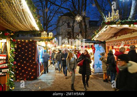 Mercatino di Natale in Munsterplatz, vicino alla cattedrale di Basilea. Basilea, Svizzera - Dicembre 2022 Foto Stock