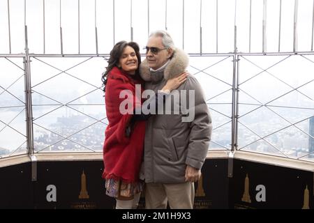 New York, Estados Unidos. 12th Dec, 2022. Andrea Bocelli tenore, compositore italiano e produttore musicale accompagnato dalla moglie Veronica Berti Bocelli e dai figli Virginia Bocelli, Matteo Bocelli visita l'Empire state Building di New York City. Dicembre 12, 2022 (PhotoVanessa Carvalho) Credit: Brazil Photo Press/Alamy Live News Foto Stock