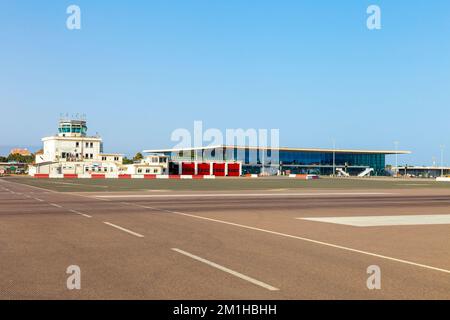 Torre di controllo del traffico aereo e terminal all'Aeroporto Internazionale di Gibilterra, Gibilterra Foto Stock