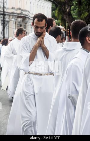 Salvador, Bahia, Brasile - 25 maggio 2016: I sacerdoti pregano durante la processione del Corpus Cristo a Salvador, Bahia. Foto Stock