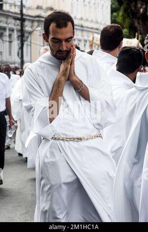 Salvador, Bahia, Brasile - 25 maggio 2016: I sacerdoti pregano durante la processione del Corpus Cristo a Salvador, Bahia. Foto Stock